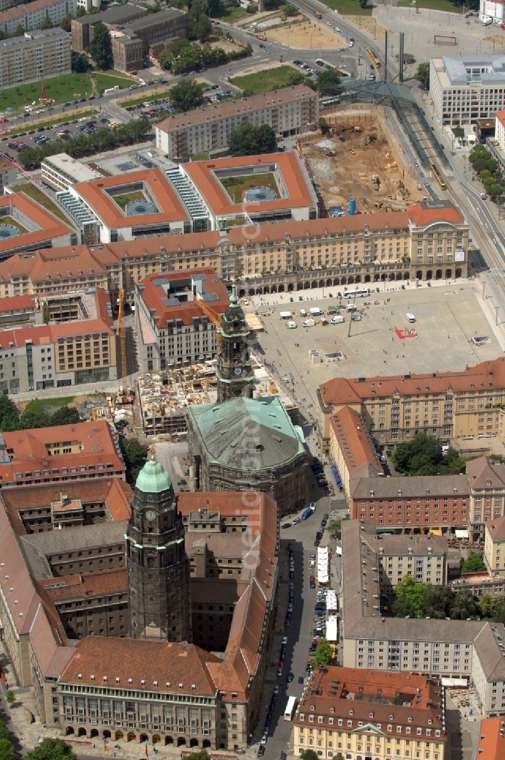 Dresden from the bird's eye view: Old Town area and city center Striezelmarkt in Dresden in the state Saxony