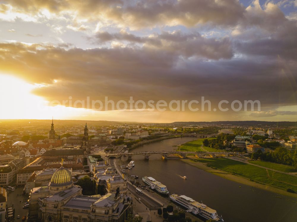 Aerial photograph Dresden - Night lights and lighting in the old town area and the inner city center Theaterplatz - Terassenufer with the Semper Opera House and the Cathedral of the Sanctissimae Trinitatis (Dresden Court Church) on the Schlossplatz, as well as the Frauenkirche and the Carola Bridge on the banks of the Elbe on the street Terrassenufer in the Altstadt district of Dresden in the state of Saxony, Germany