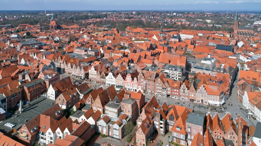 Lüneburg from the bird's eye view: Old Town area and city center with Fachwerkhaus- Fassaden Am Sande in Lueneburg in the state Lower Saxony