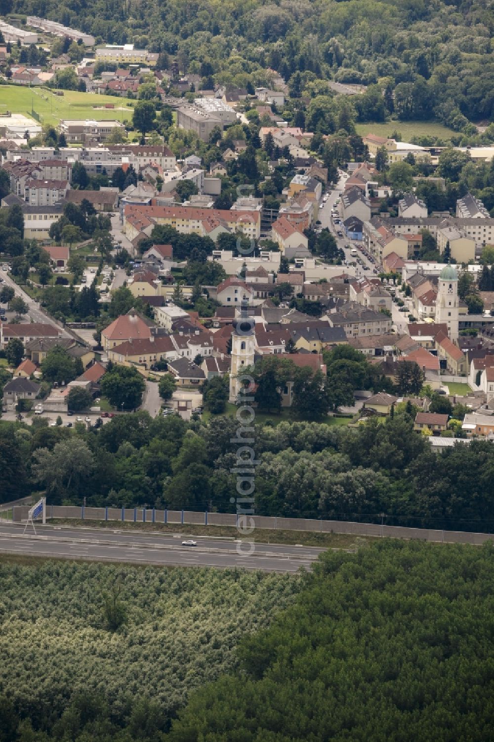 Aerial photograph Fischamend - Historical town center of Fischamend adjacent to the federal motorway A4 in Lower Austria, Austria. The town center includes the church of Fischamend-Markt and the old Market Tower