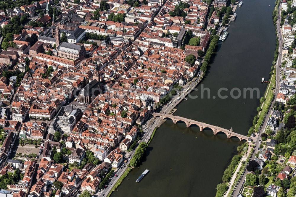 Aerial photograph Heidelberg - Old Town area and city center on Flussufer of Neckar in Heidelberg in the state Baden-Wuerttemberg, Germany