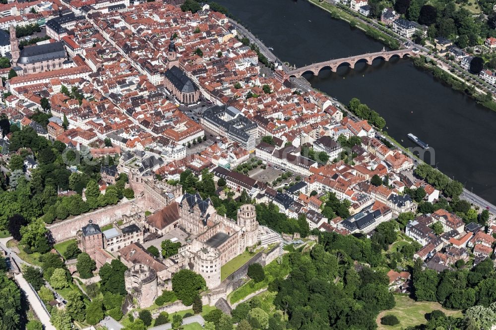 Aerial photograph Heidelberg - Old Town area and city center on Flussufer of Neckar in Heidelberg in the state Baden-Wuerttemberg, Germany