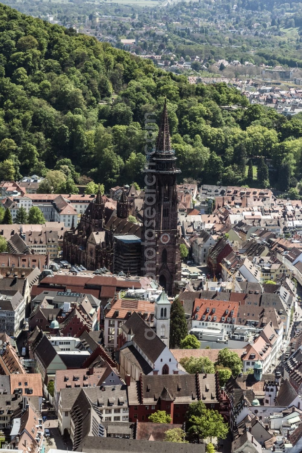 Freiburg im Breisgau from the bird's eye view: Old Town area and city center and Freiburger Muenster in Freiburg im Breisgau in the state Baden-Wuerttemberg, Germany