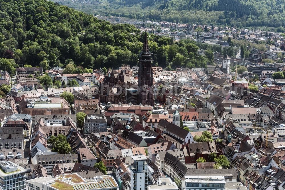 Aerial photograph Freiburg im Breisgau - Old Town area and city center and Freiburger Muenster in Freiburg im Breisgau in the state Baden-Wuerttemberg, Germany