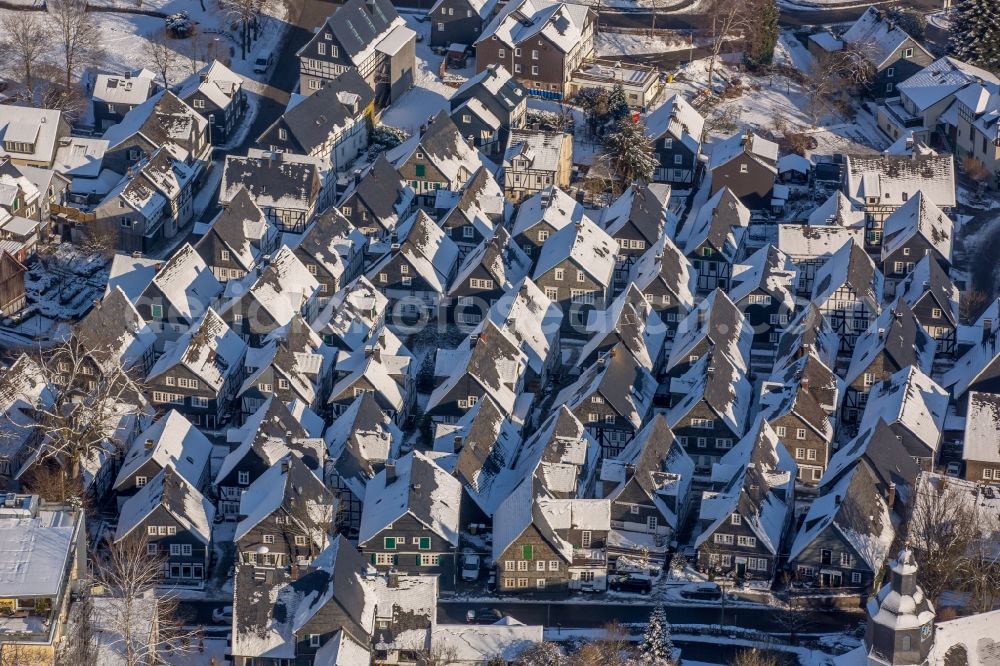 Aerial photograph Freudenberg - Wintry snowy old Town area and downtown center with half-timbered houses Alter Flecken on the street Krottorfer in Freudenberg in North Rhine-Westphalia