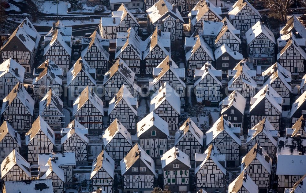 Aerial photograph Freudenberg - Wintry snowy old Town area and downtown center with half-timbered houses Alter Flecken on the street Krottorfer in Freudenberg in North Rhine-Westphalia