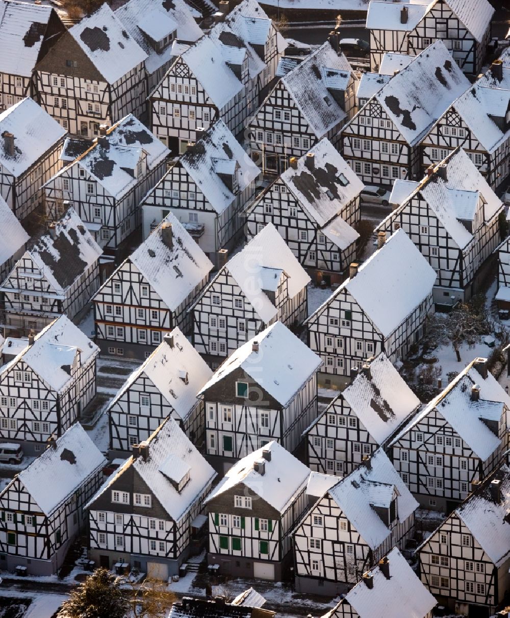 Aerial photograph Freudenberg - Wintry snowy old Town area and downtown center with half-timbered houses Alter Flecken on the street Krottorfer in Freudenberg in North Rhine-Westphalia