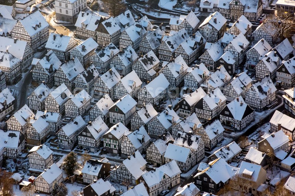 Aerial photograph Freudenberg - Wintry snowy old Town area and downtown center with half-timbered houses Alter Flecken on the street Krottorfer in Freudenberg in North Rhine-Westphalia