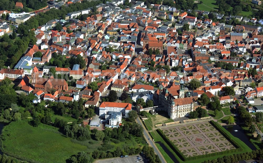 Aerial photograph Güstrow - Old Town area and city center in Guestrow in the state Mecklenburg - Western Pomerania