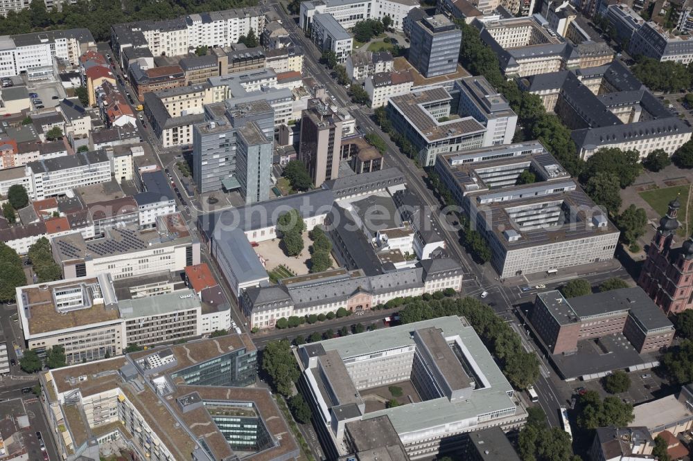 Aerial image Mainz - Old Town area and city center in Mainz in the state Rhineland-Palatinate. In the center the Landesmuseum