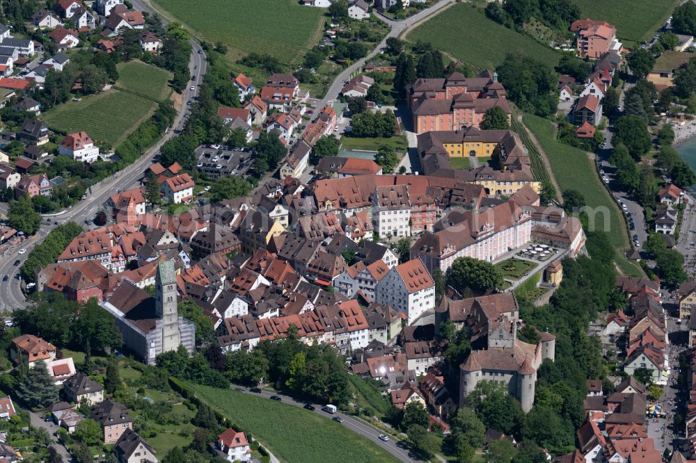 Meersburg from the bird's eye view: Old Town area and city center with of Burganlage of Burg Meersburg on Schlossplatz in Meersburg at Bodensee in the state Baden-Wuerttemberg, Germany