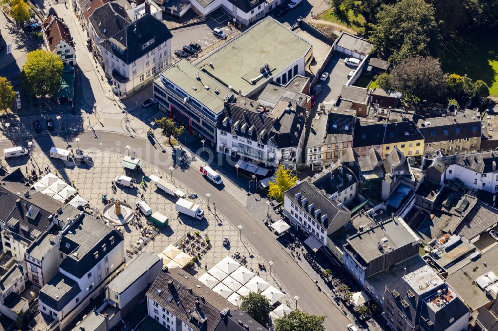 Aerial photograph Mönchengladbach - Old town area and inner city center in the city center of Moenchengladbach on the street Alter Markt in Moenchengladbach in the federal state of North Rhine-Westphalia, Germany