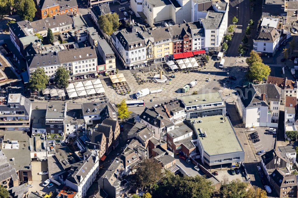 Aerial image Mönchengladbach - Old town area and inner city center in the city center of Moenchengladbach on the street Alter Markt in Moenchengladbach in the federal state of North Rhine-Westphalia, Germany