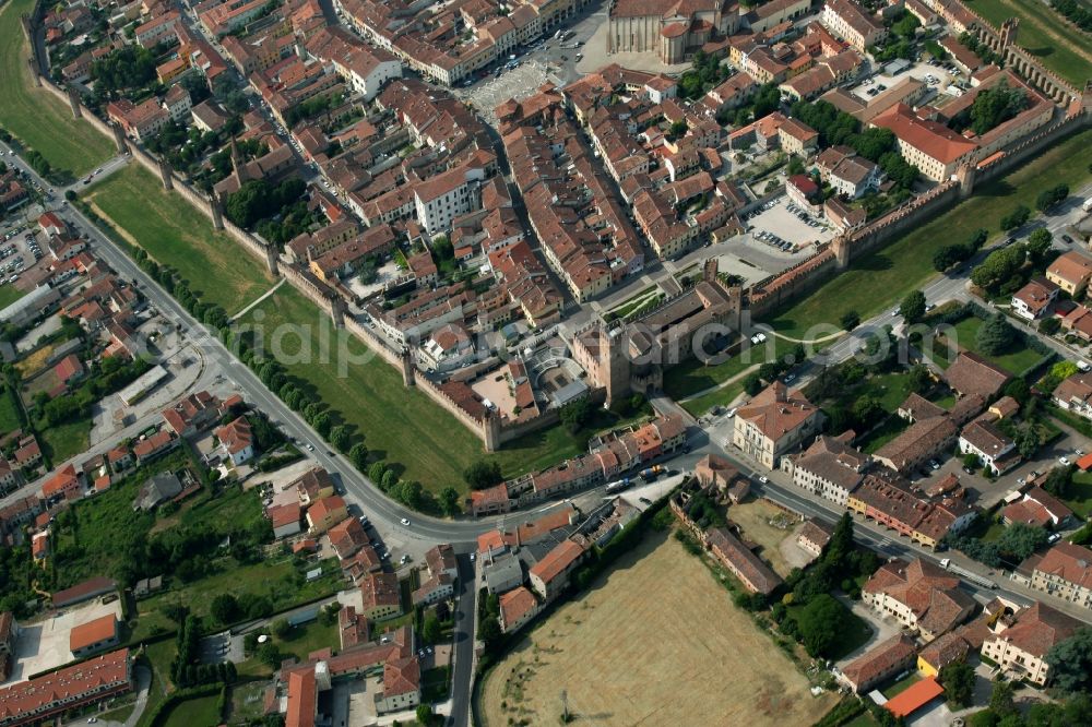 Aerial photograph Montagnana - Old Town area and city center in Montagnana in Venetien, Italy. The city is surrounded by a medieval city wall with numerous towers. It belongs to the unification of the most beautiful places in Italy. On the right of the middle, outside the wall, the Villa Pisani, one of the masterpieces of Andrea Palladio