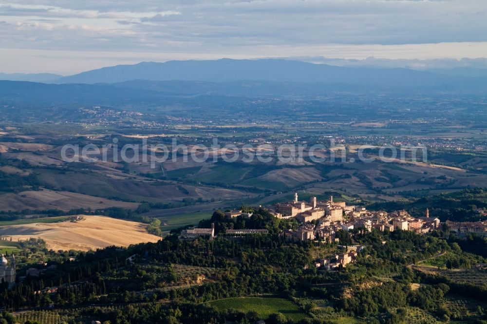 Montepulciano from the bird's eye view: Old Town area and city centre centre in Montepulciano in Toscana, Italy. Montepulciano and the sound-earthy hills Valiano, Abbadia Tu Montepulciano, Sant'Albino, Argiano, San Gavino and Gracciano on the edge of the level level are the Weinanbaugebiet of the noble wine of Montepulciano