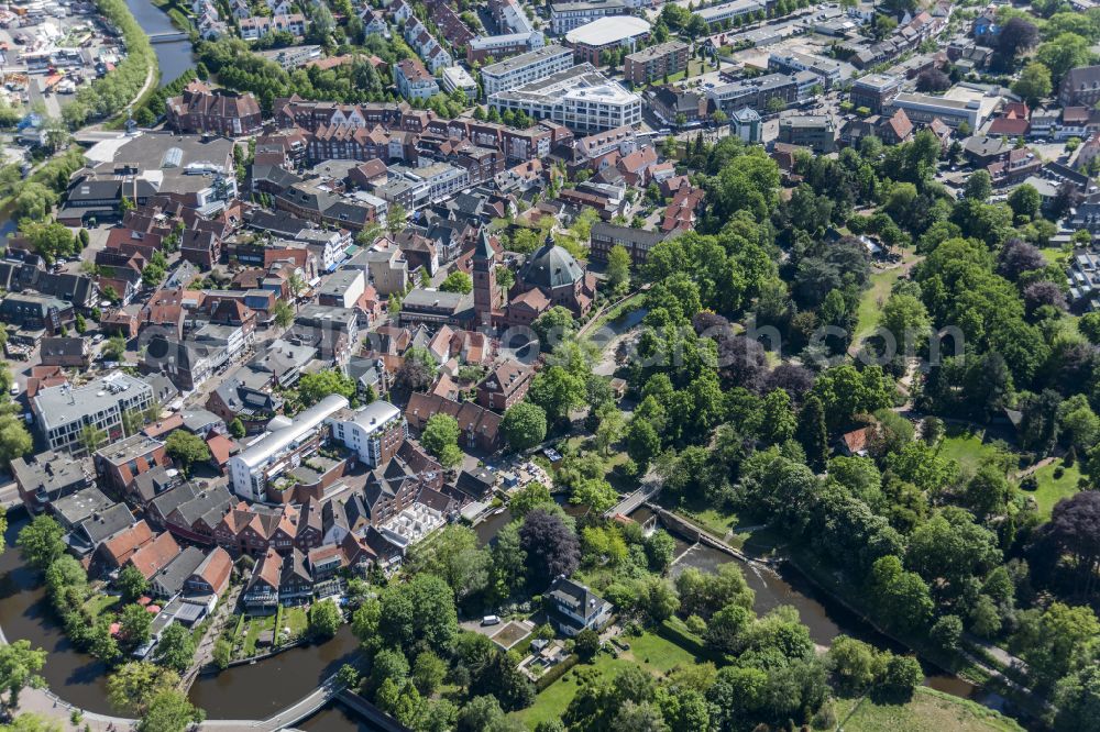 Nordhorn from the bird's eye view: Old Town area and city center on street Hauptstrasse in Nordhorn in the state Lower Saxony, Germany