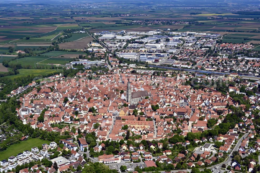 Aerial photograph Nördlingen - Old Town area and city center in Noerdlingen in the state Bavaria, Germany