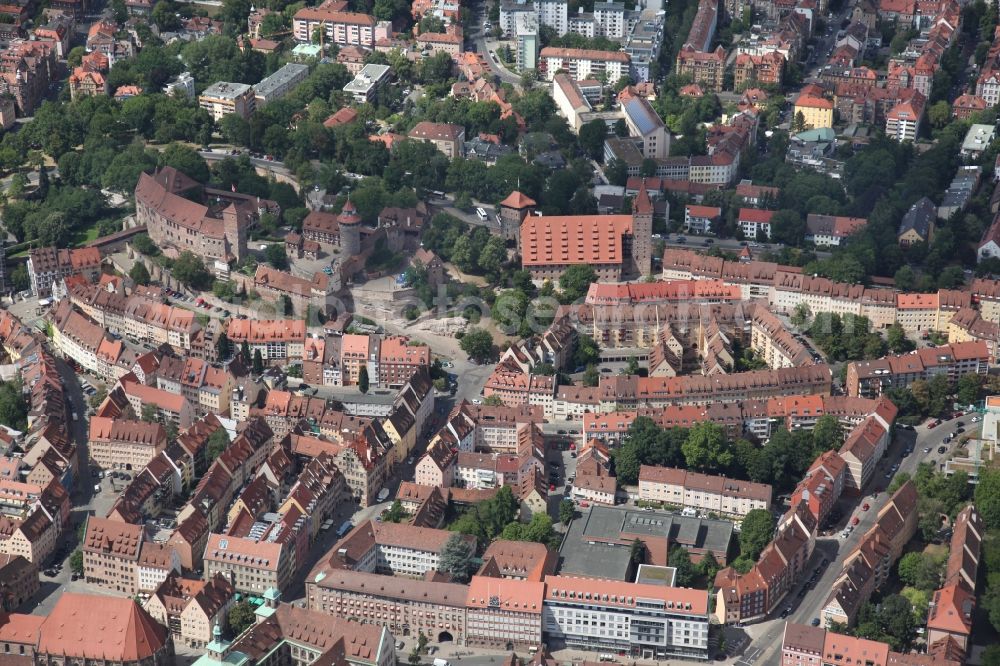 Aerial photograph Nürnberg - Old Town area and downtown center in Nuremberg in Bavaria. Top left is the Nuremberg Castle. She is the symbol of the city of Nuremberg. She is a double castle and consists of the Kaiserburg and the Burggrafenburg