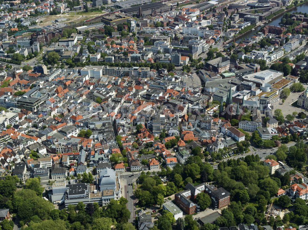 Oldenburg from the bird's eye view: Old Town area and city center on street Haarenstrasse - Schlosswall in Oldenburg in the state Lower Saxony, Germany