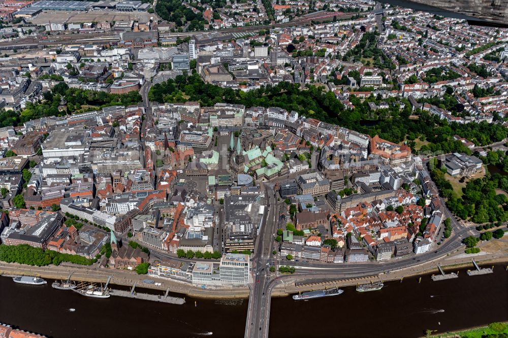 Bremen from the bird's eye view: Old Town area and city center in the district Mitte in Bremen, Germany