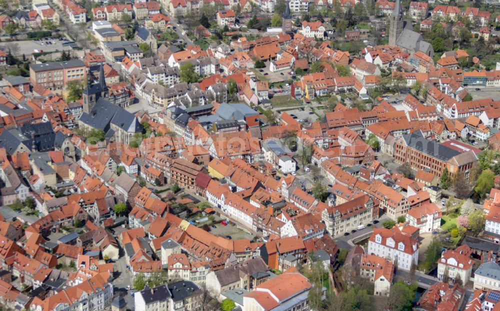 Quedlinburg from the bird's eye view: Old Town area and city center on street Markt in Quedlinburg in the state Saxony-Anhalt, Germany