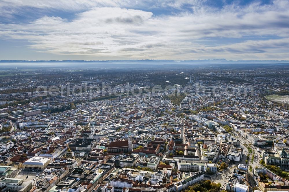 München from the bird's eye view: Old Town area and city center sowie einTeil of Aussenbezirke bei with Bergblick bei Foehnwetterlage in Munich in the state Bavaria, Germany