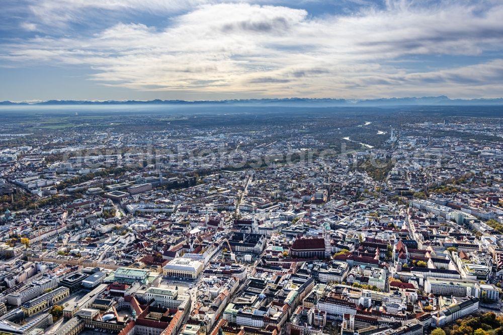 Aerial photograph München - Old Town area and city center sowie einTeil of Aussenbezirke bei with Bergblick bei Foehnwetterlage in Munich in the state Bavaria, Germany