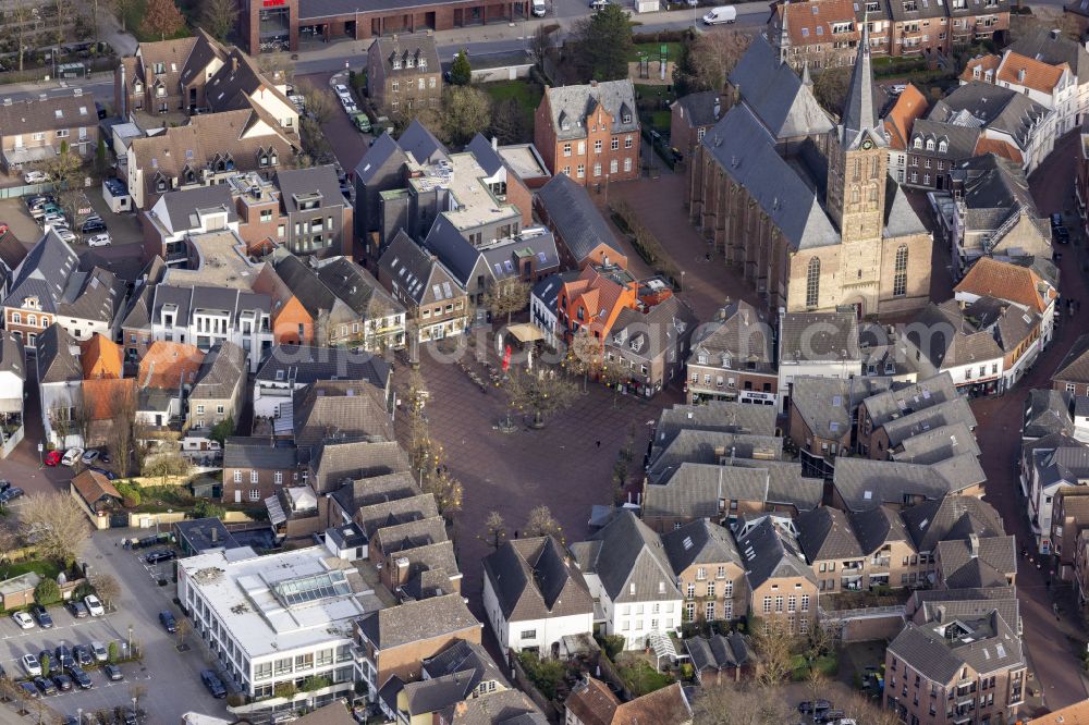 Aerial image Straelen - Old Town area and city center on place Kirchplatz in Straelen in the state North Rhine-Westphalia, Germany