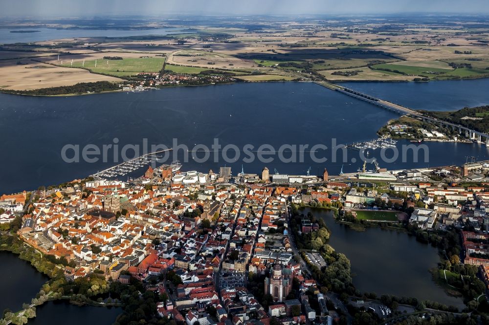 Aerial photograph Hansestadt Stralsund - Old town area and city center with the St. Nikolai Church on the Alter Markt in Stralsund in the state Mecklenburg - Western Pomerania, Germany