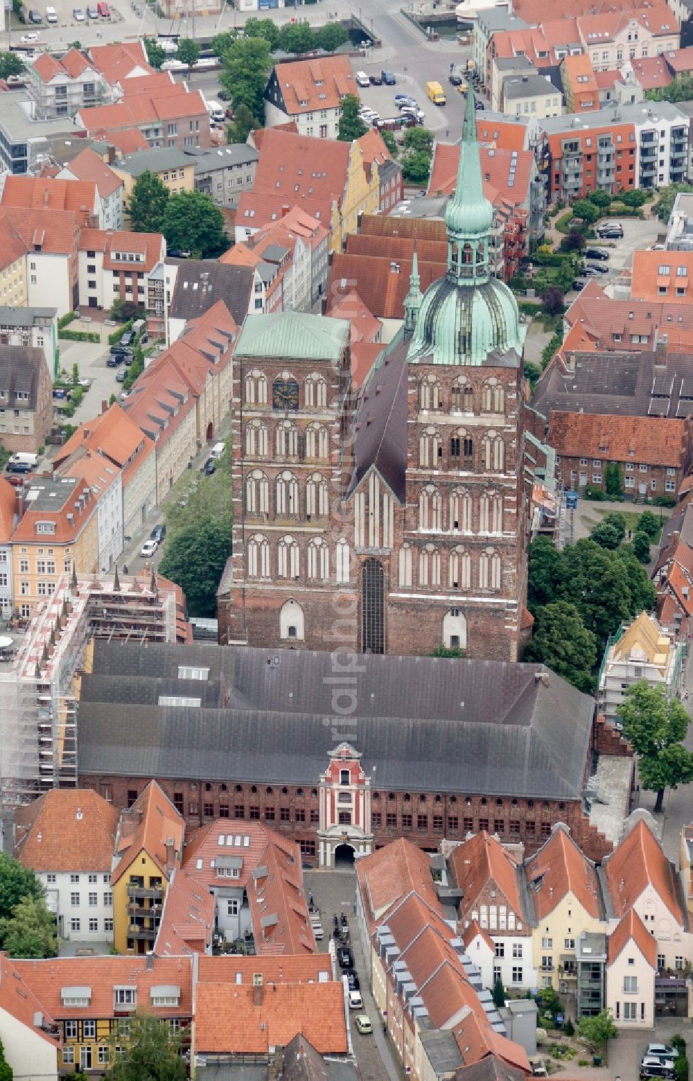 Aerial photograph Hansestadt Stralsund - Old town area and city center with the St. Nikolai Church on the Alter Markt in Stralsund in the state Mecklenburg - Western Pomerania, Germany