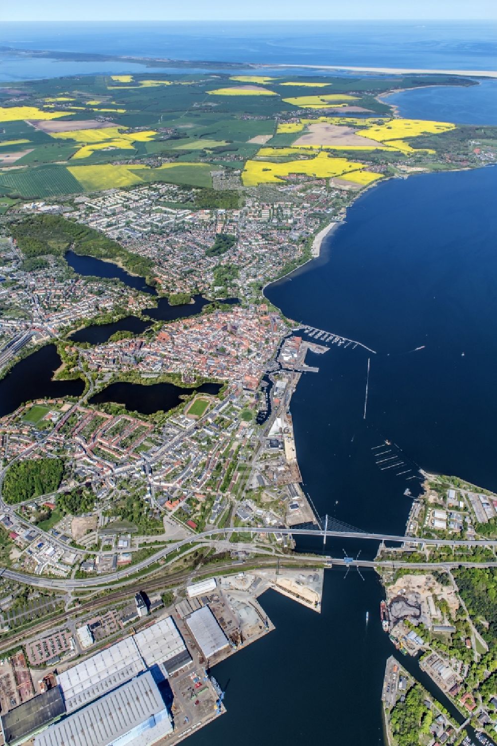 Aerial photograph Hansestadt Stralsund - Old town area and city center with the St. Nikolai Church on the Alter Markt in Stralsund in the state Mecklenburg - Western Pomerania, Germany