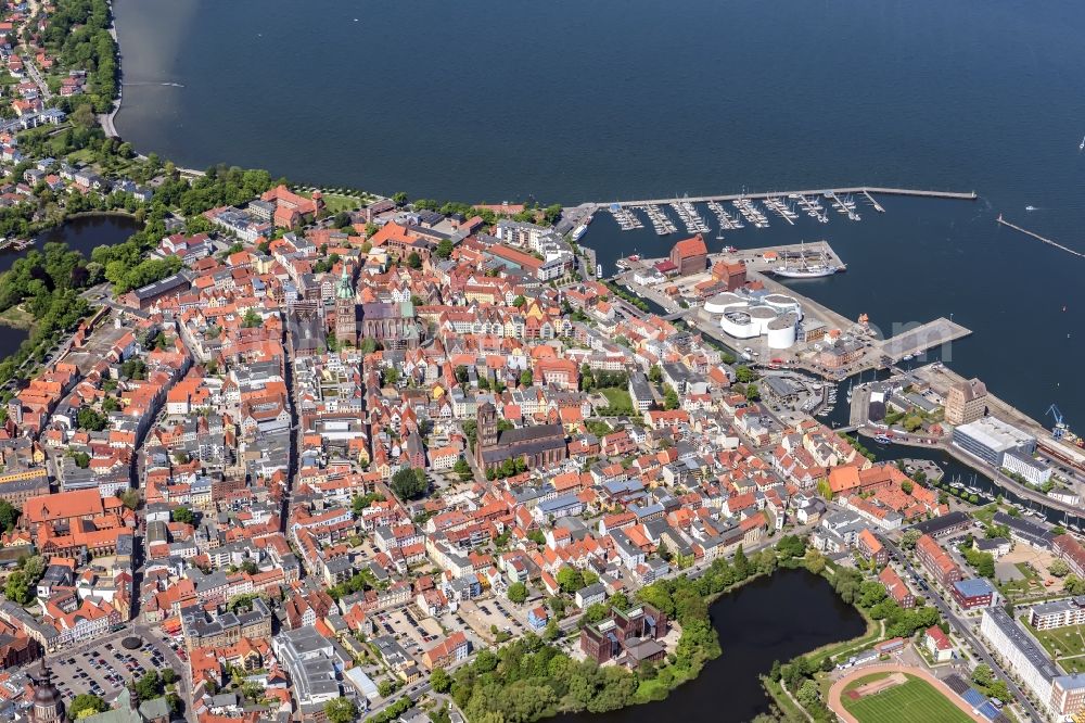 Aerial photograph Hansestadt Stralsund - Old town area and city center with the St. Nikolai Church on the Alter Markt in Stralsund in the state Mecklenburg - Western Pomerania, Germany