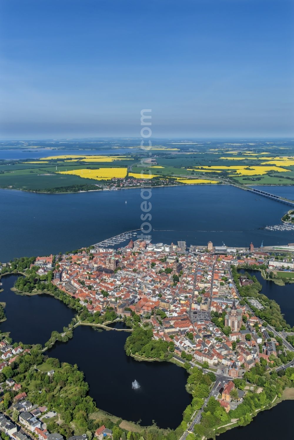 Aerial photograph Hansestadt Stralsund - Old town area and city center with the St. Nikolai Church on the Alter Markt in Stralsund in the state Mecklenburg - Western Pomerania, Germany