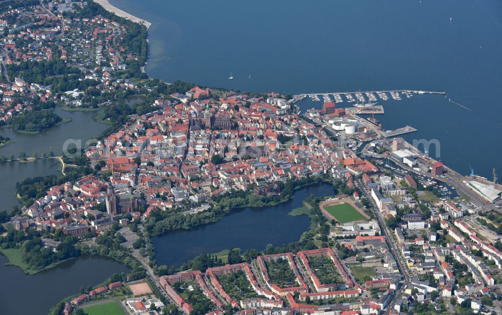 Aerial photograph Hansestadt Stralsund - Old town area and city center with the St. Nikolai Church on the Alter Markt in Stralsund in the state Mecklenburg - Western Pomerania, Germany