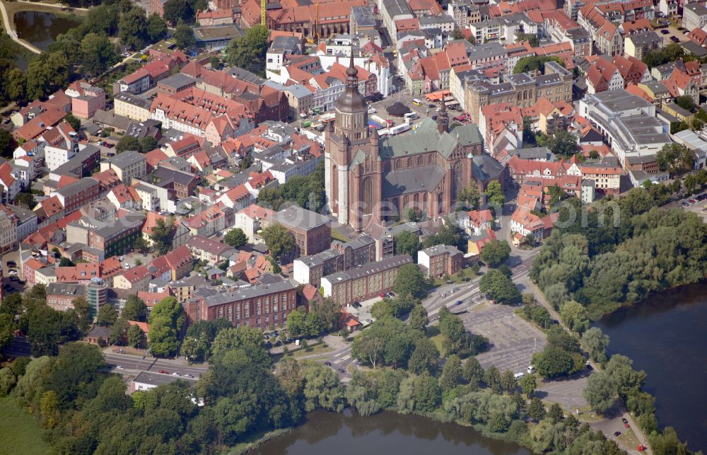 Aerial photograph Hansestadt Stralsund - Old town area and city center with the St. Nikolai Church on the Alter Markt in Stralsund in the state Mecklenburg - Western Pomerania, Germany