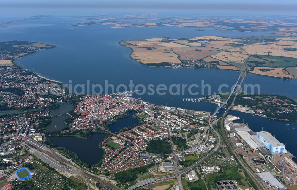 Aerial photograph Hansestadt Stralsund - Old town area and city center with the St. Nikolai Church on the Alter Markt in Stralsund in the state Mecklenburg - Western Pomerania, Germany