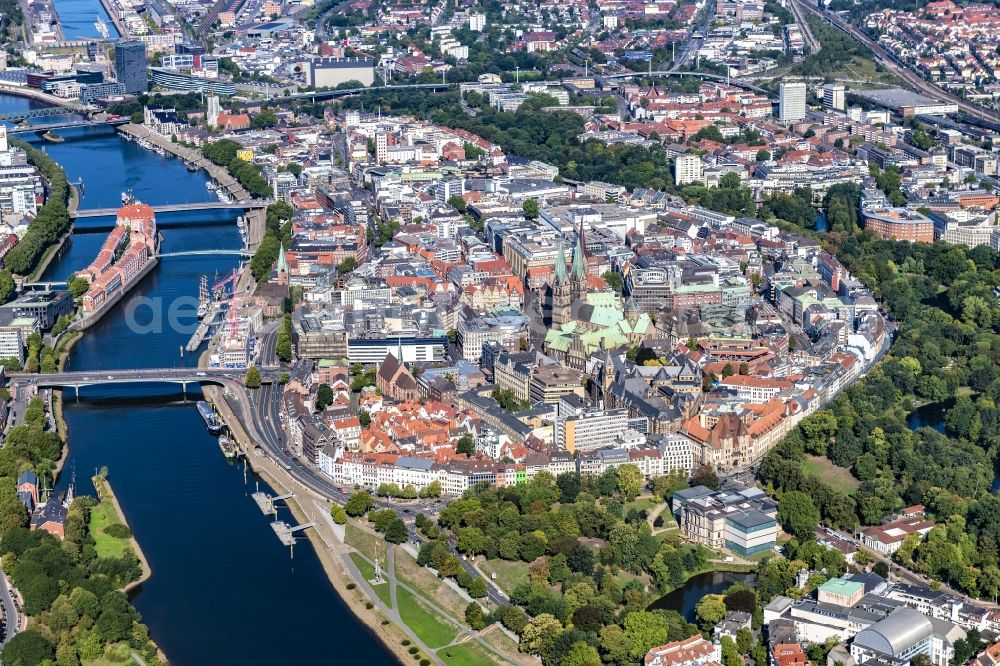 Aerial photograph Bremen - Old Town area and city center on the banks of the river Weser in the district Zentrum in Bremen, Germany