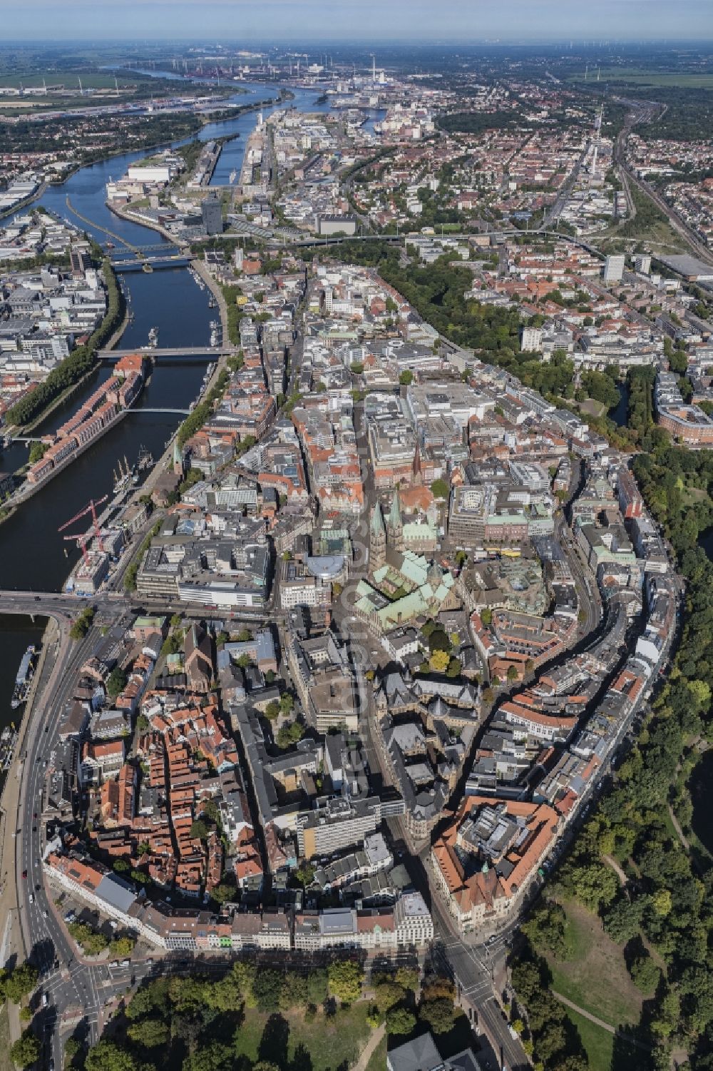 Aerial photograph Bremen - Old Town area and city center on the banks of the river Weser in the district Zentrum in Bremen, Germany