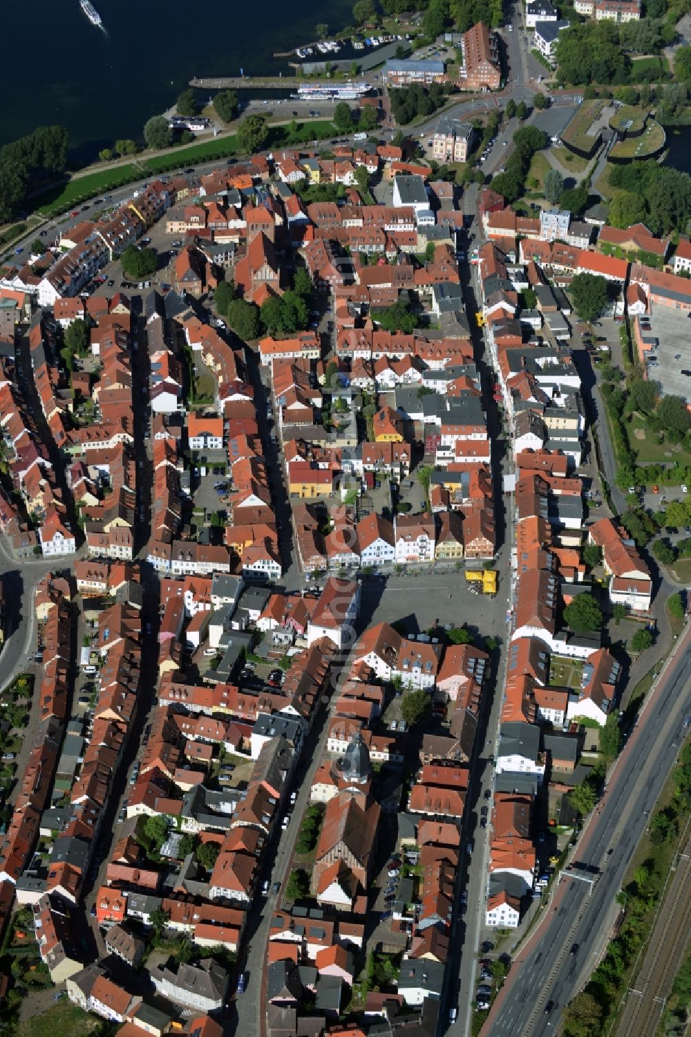 Aerial photograph Waren (Müritz) - Old Town area and city center in Waren (Mueritz) in the state Mecklenburg - Western Pomerania