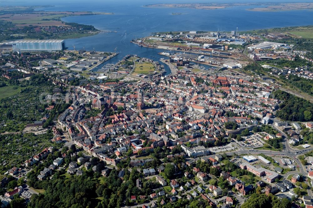 Aerial photograph Wismar - Old Town area and city center in Wismar in the state Mecklenburg - Western Pomerania