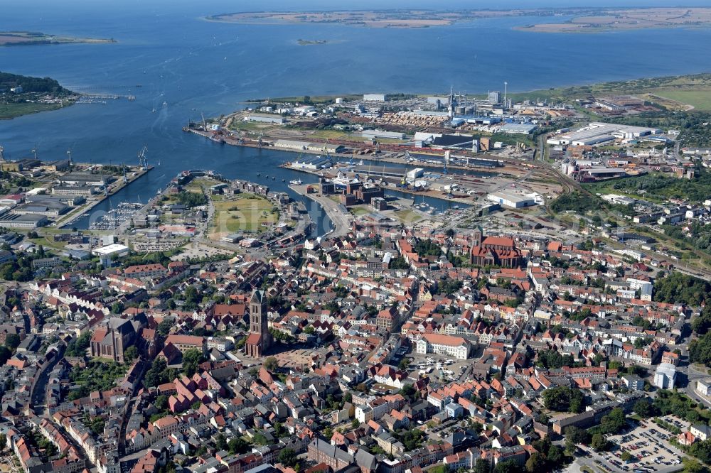 Wismar from the bird's eye view: Old Town area and city center in Wismar in the state Mecklenburg - Western Pomerania