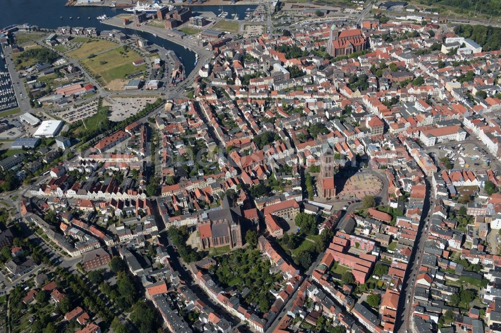 Aerial photograph Wismar - Old Town area and city center in Wismar in the state Mecklenburg - Western Pomerania