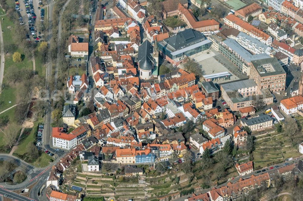 Aerial photograph Aschaffenburg - Old Town area with the houses on the vineyard terraces along the Loehrstrasse in Aschaffenburg in Bavaria