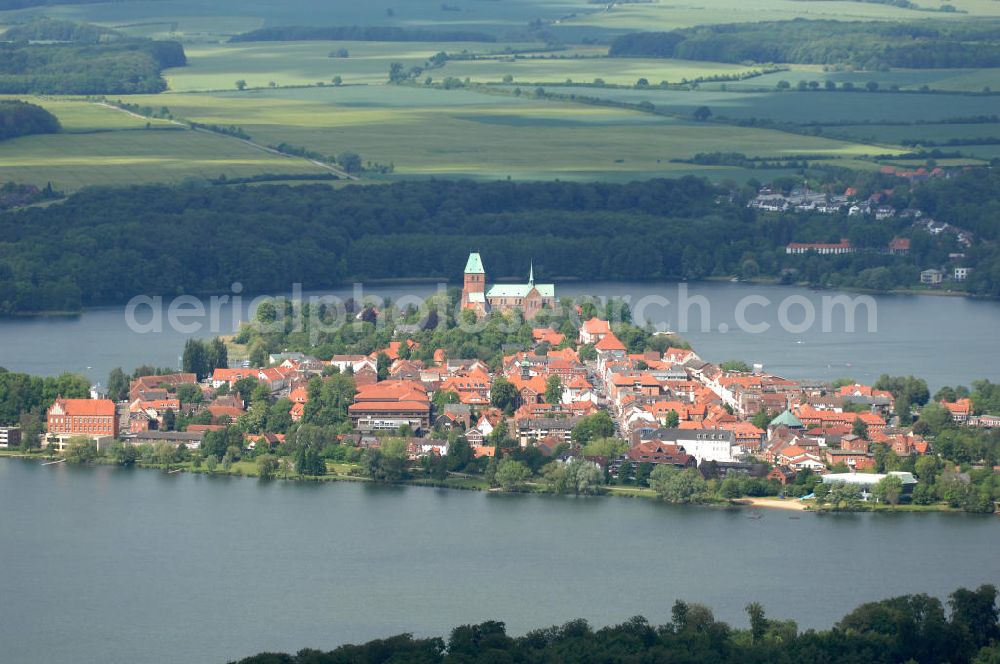 Ratzeburg from above - Blick auf die Altstadtinsel der Stadt Ratzeburg in Schleswig-Holstein. Ratzeburg ist die Kreisstadt des Kreises Herzogtum Lauenburg und ist auf Grund ihrer Lage auf einer lediglich durch drei Dämme mit dem Festland verbundenen Insel als „Inselstadt“ bekannt.