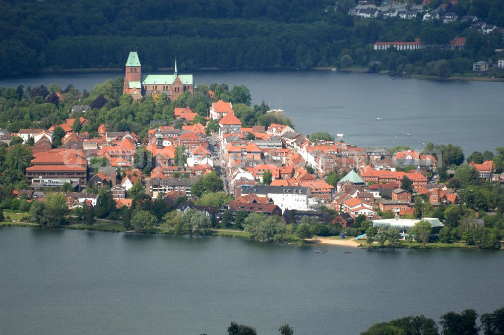 Ratzeburg from the bird's eye view: Blick auf die Altstadtinsel der Stadt Ratzeburg in Schleswig-Holstein. Ratzeburg ist die Kreisstadt des Kreises Herzogtum Lauenburg und ist auf Grund ihrer Lage auf einer lediglich durch drei Dämme mit dem Festland verbundenen Insel als „Inselstadt“ bekannt.