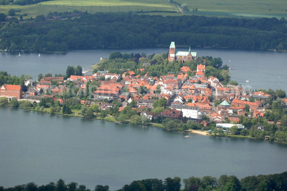 Aerial image Ratzeburg - Blick auf die Altstadtinsel der Stadt Ratzeburg in Schleswig-Holstein. Ratzeburg ist die Kreisstadt des Kreises Herzogtum Lauenburg und ist auf Grund ihrer Lage auf einer lediglich durch drei Dämme mit dem Festland verbundenen Insel als „Inselstadt“ bekannt.