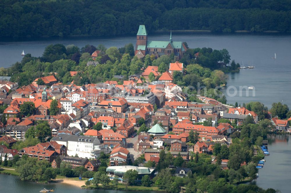 Aerial photograph Ratzeburg - Blick auf die Altstadtinsel der Stadt Ratzeburg in Schleswig-Holstein. Ratzeburg ist die Kreisstadt des Kreises Herzogtum Lauenburg und ist auf Grund ihrer Lage auf einer lediglich durch drei Dämme mit dem Festland verbundenen Insel als „Inselstadt“ bekannt.