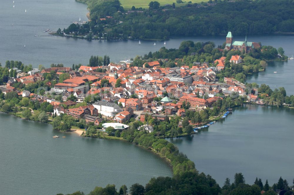 Ratzeburg from above - Blick auf die Altstadtinsel der Stadt Ratzeburg in Schleswig-Holstein. Ratzeburg ist die Kreisstadt des Kreises Herzogtum Lauenburg und ist auf Grund ihrer Lage auf einer lediglich durch drei Dämme mit dem Festland verbundenen Insel als „Inselstadt“ bekannt.