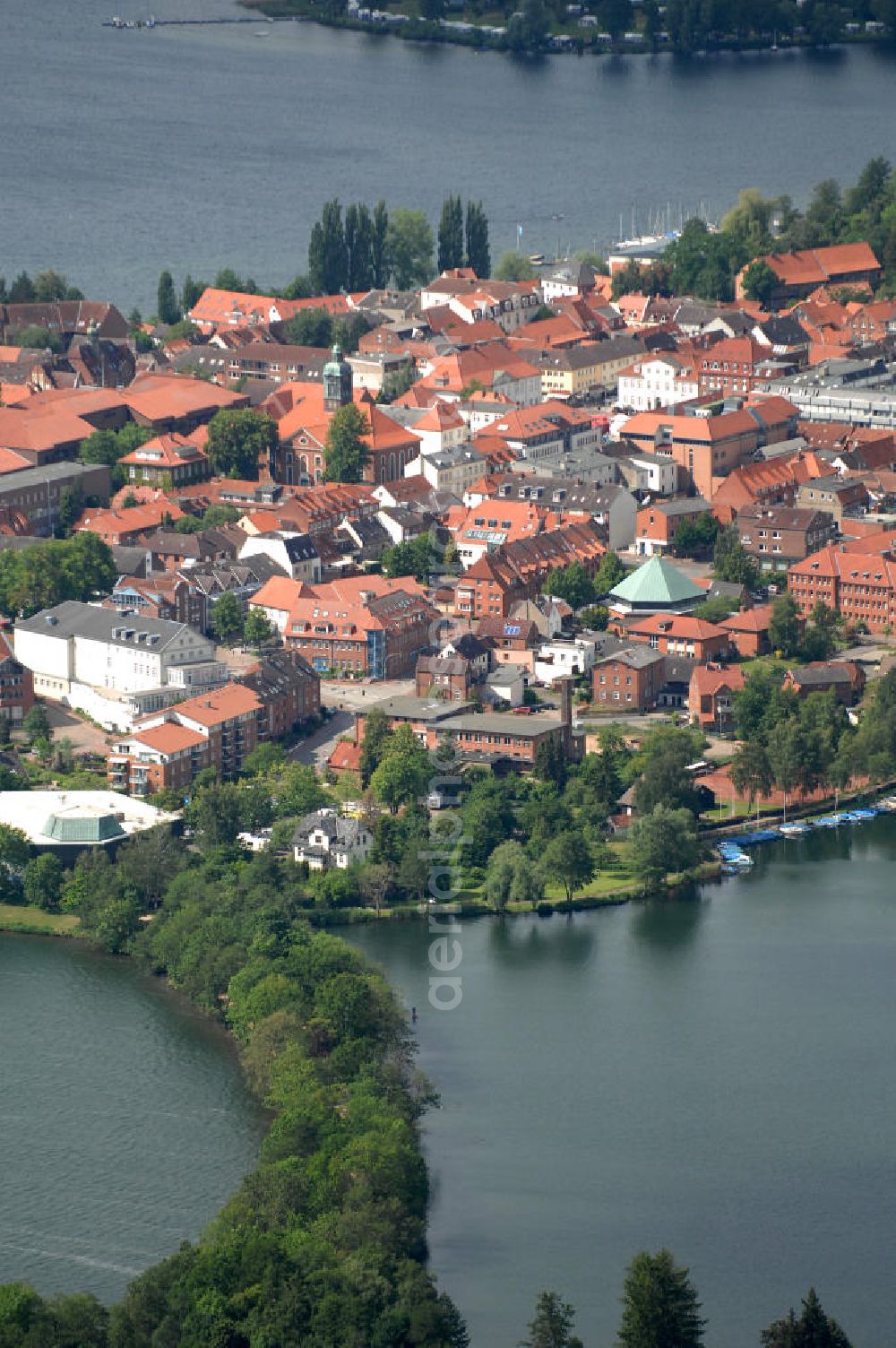 Ratzeburg from the bird's eye view: Blick auf die Altstadtinsel der Stadt Ratzeburg in Schleswig-Holstein. Ratzeburg ist die Kreisstadt des Kreises Herzogtum Lauenburg und ist auf Grund ihrer Lage auf einer lediglich durch drei Dämme mit dem Festland verbundenen Insel als „Inselstadt“ bekannt.