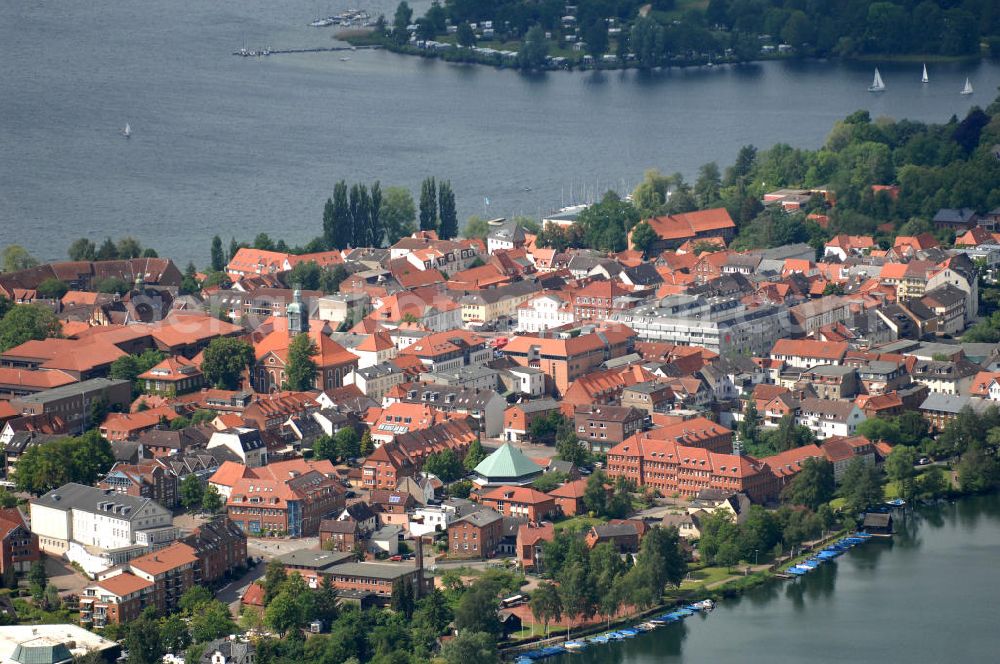 Aerial image Ratzeburg - Blick auf die Altstadtinsel der Stadt Ratzeburg in Schleswig-Holstein. Ratzeburg ist die Kreisstadt des Kreises Herzogtum Lauenburg und ist auf Grund ihrer Lage auf einer lediglich durch drei Dämme mit dem Festland verbundenen Insel als „Inselstadt“ bekannt.